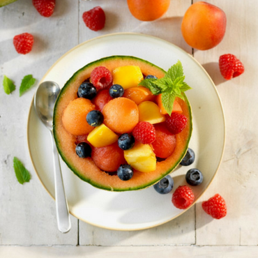 Coupelles de fruits en coque de melon, coulis au tofu soyeux et fruits rouges Coupelles de fruits en coque de melon, coulis au tofu soyeux et fruits rouges